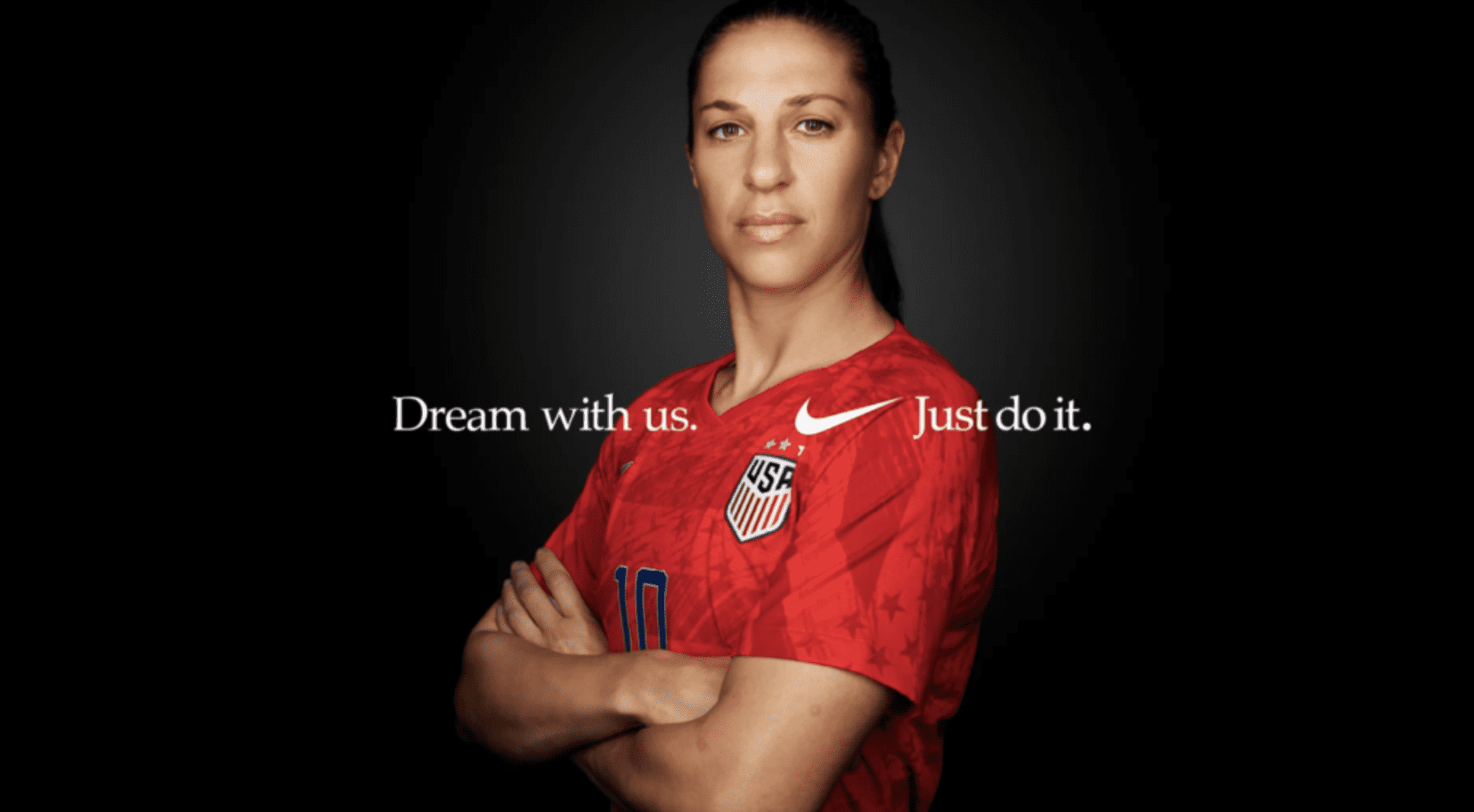 Nike Werbeanzeige mit dem Foto einer weiblichen Athletin und einem Slogan.