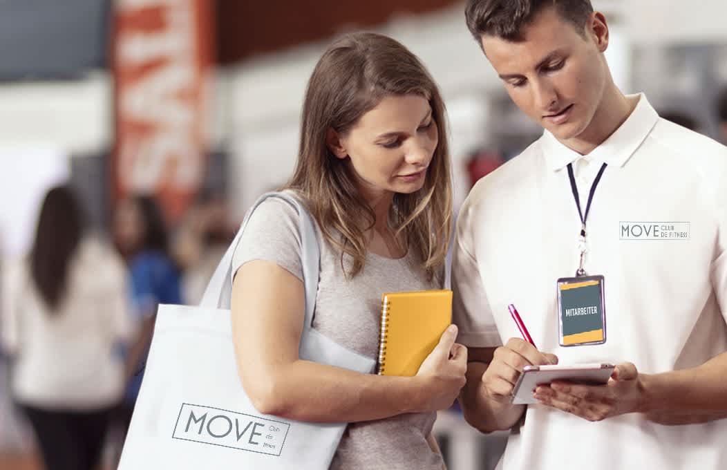 Interaktion mit Kundin am Messestand